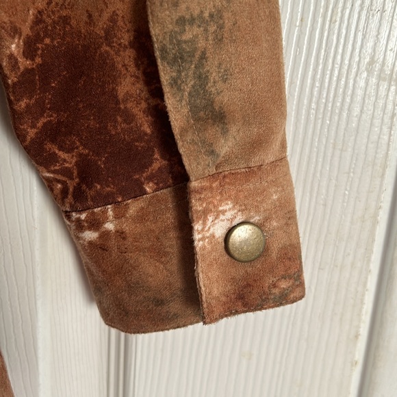 ATTRACTIVE EARTH TONE ANIMAL PRINT SHIRT - Picture 3 of 5